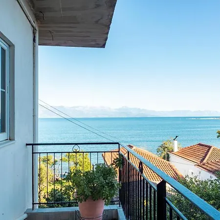 Makarounis Thea Konukevi